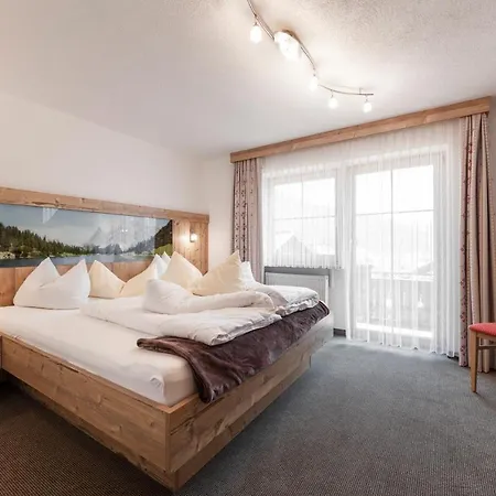 Konukevi Alpenhof 3*